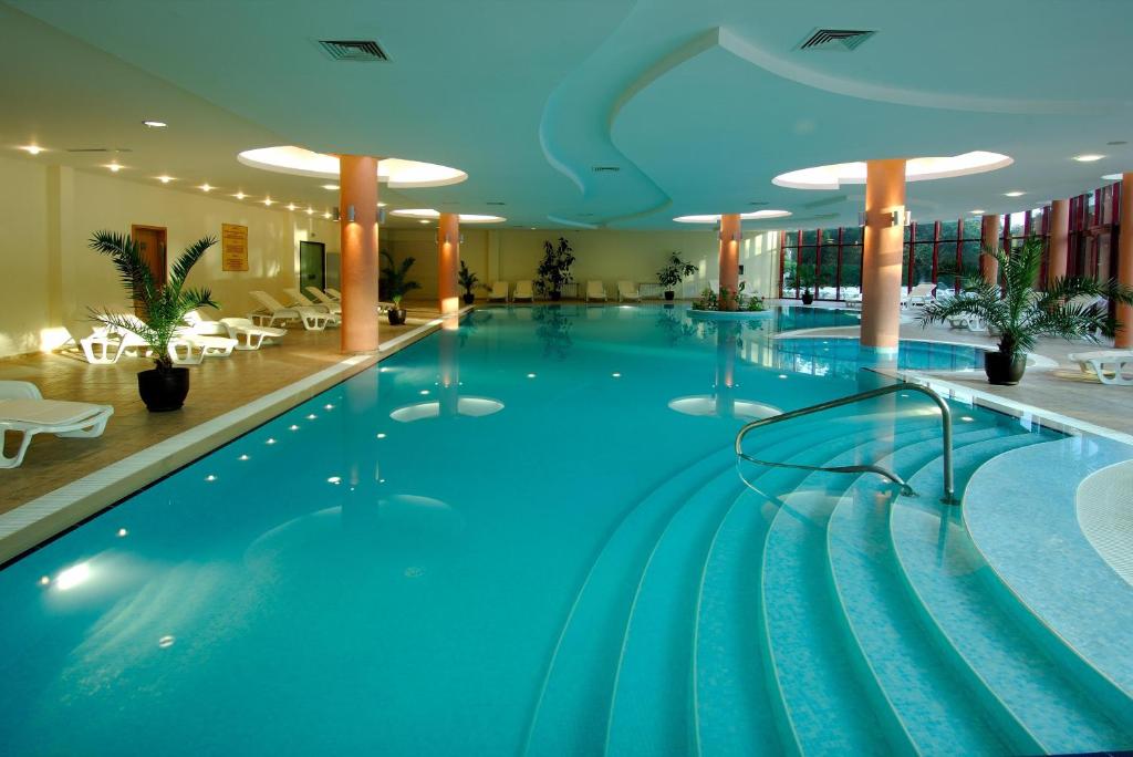 Hotel Apollo piscina interioara